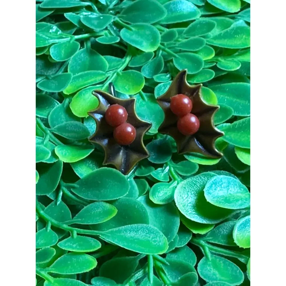 1950’s VTG Holly SCREWBACK festive earrings